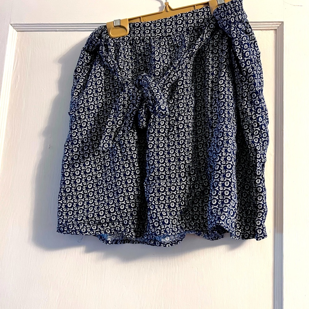 Cute spring skirt with pockets.